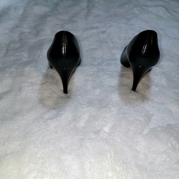 Liz Claiborne- Black Pumps - Picture 4 of 5